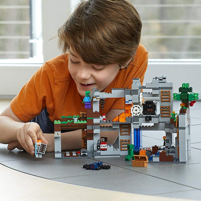 LEGO Minecraft: The Bedrock Adventures - 644 Piece Building Kit