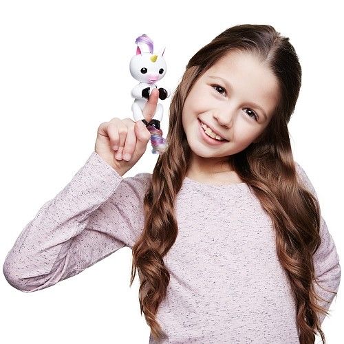 WowWee Fingerlings Baby Unicorn 'Gigi' Interactive Electronic Toy Pet [Toys, Ages 5+]